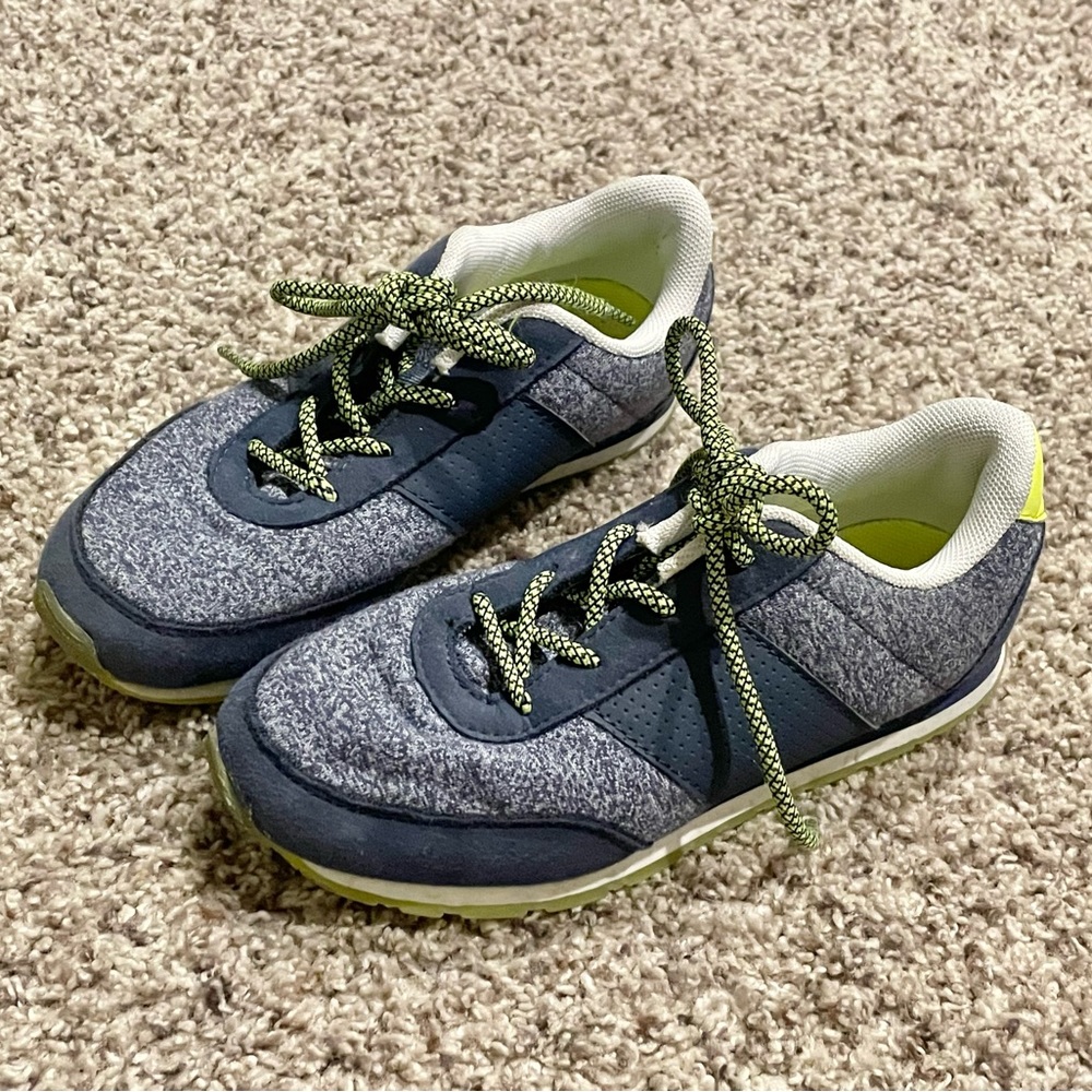 Boys size 1 casual navy tennis shoes
